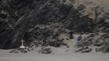Backdrop to the movie "On Top of the Cliff" #1829961