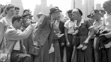 Backdrop to the movie "It Should Happen to You" #1870993