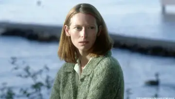Backdrop to the movie "The Deep End" #1867381