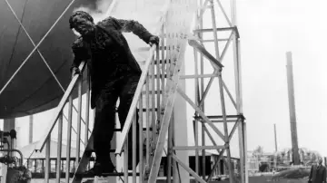 Backdrop to the movie "Quatermass 2" #460733