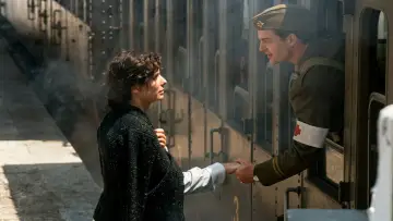 Backdrop to the movie "In Love and War" #1651508