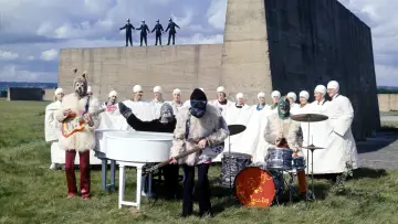 Backdrop to the movie "Magical Mystery Tour" #1034029