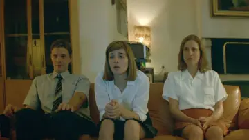 Backdrop to the movie "Dogtooth" #738661