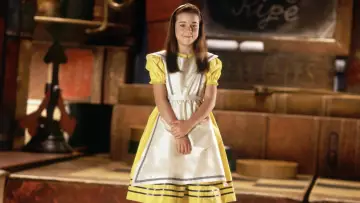 Backdrop to the movie "Alice in Wonderland" #999531