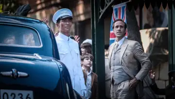 Backdrop to the movie "On Wings of Eagles" #1872214