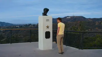 Backdrop to the movie "Under the Silver Lake" #1004401