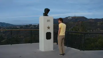Backdrop to the movie "Under the Silver Lake" #1208264
