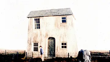Backdrop to the movie "Paperhouse" #1012237