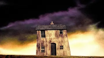 Backdrop to the movie "Paperhouse" #1012238