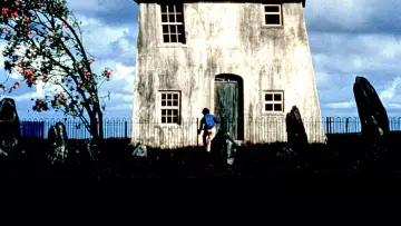 Backdrop to the movie "Paperhouse" #1012241