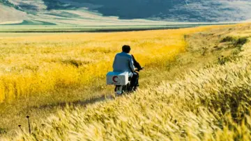 Backdrop to the movie "The Wind Will Carry Us" #1350596