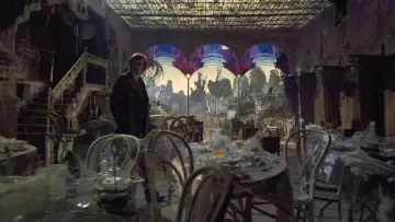 Backdrop to the movie "The Hourglass Sanatorium" #1633969
