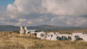 Backdrop to the movie "IO" #386554