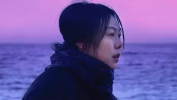 Backdrop to the movie "On the Beach at Night Alone" #1038807