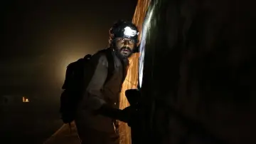 Backdrop to the movie "Kalavu Thozhirchalai" #1527553