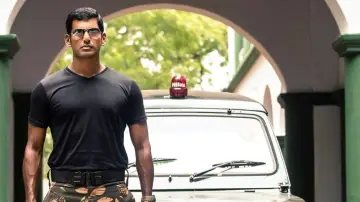 Backdrop to the movie "Irumbu Thirai" #1777960
