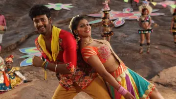 Backdrop to the movie "Maniyaar Kudumbam" #1164249