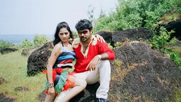 Backdrop to the movie "Oru Nodiyil" #1158870