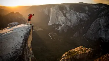 Backdrop to the movie "Free Solo" #379900
