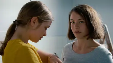 Backdrop to the movie "The Girl and the Spider" #1822444