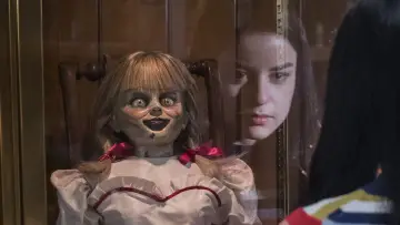 Backdrop to the movie "Annabelle Comes Home" #1730778