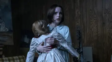 Backdrop to the movie "Annabelle Comes Home" #285811
