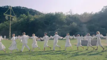 Backdrop to the movie "Midsommar" #589018