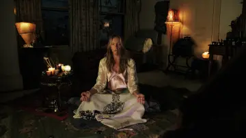 Backdrop to the movie "Knives Out" #561165