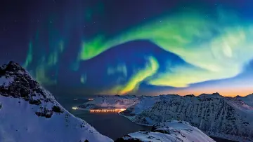 Backdrop to the movie "Fjorde, Nordkap und Polarlicht - Norwegens legendäre Hurtigruten" #1181793