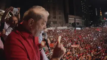 Backdrop to the movie "The Edge of Democracy" #425079