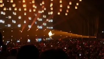 Backdrop to the movie "Vianney en concert à l’AccorHotels Arena" #1157125