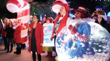 Backdrop to the movie "Christmas at Dollywood" #1870064