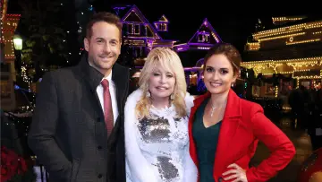 Backdrop to the movie "Christmas at Dollywood" #1870073