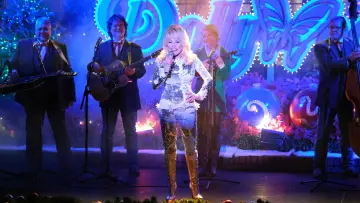Backdrop to the movie "Christmas at Dollywood" #1870076