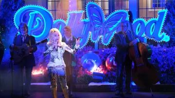 Backdrop to the movie "Christmas at Dollywood" #1870093