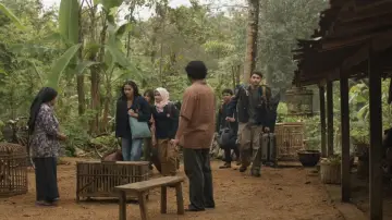 Backdrop to the movie "KKN: Curse of the Dancing Village" #417831