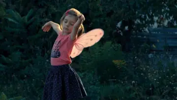 Backdrop to the movie "Little Girl" #1928992