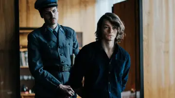 Backdrop to the movie "Leave No Traces" #1860024
