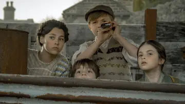 Backdrop to the movie "The Railway Children Return" #1860962