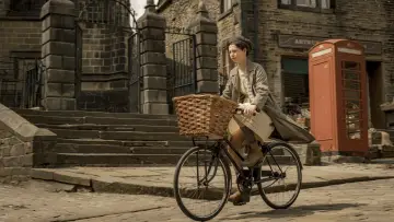 Backdrop to the movie "The Railway Children Return" #1860966
