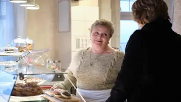 Backdrop to the movie "The Girl With the Golden Hands" #1788505