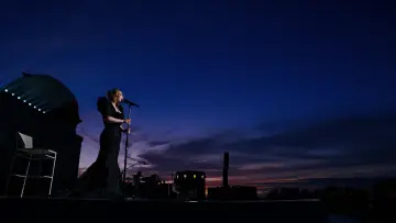 Backdrop to the movie "Adele One Night Only" #411189