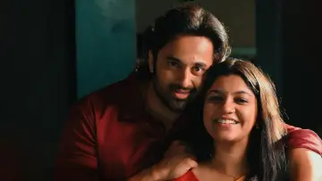 Mindiyum Paranjum Poster