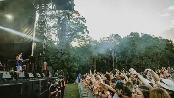 Backdrop to the movie "6 Festivals" #742419