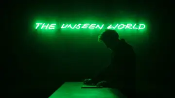 Backdrop to the movie "Inside" #888902