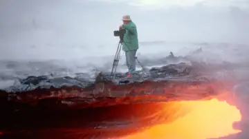 Backdrop to the movie "The Fire Within: A Requiem for Katia and Maurice Krafft" #458365