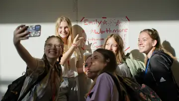 Backdrop to the movie "Girls State" #443324