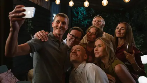 Watch film Perfect Strangers | M&auml;ngufilm "T&auml;iuslikud v&otilde;&otilde;rad" / "Perfect Strangers" - tsenseeritud treiler -kinodes 16. jaanuar 2026