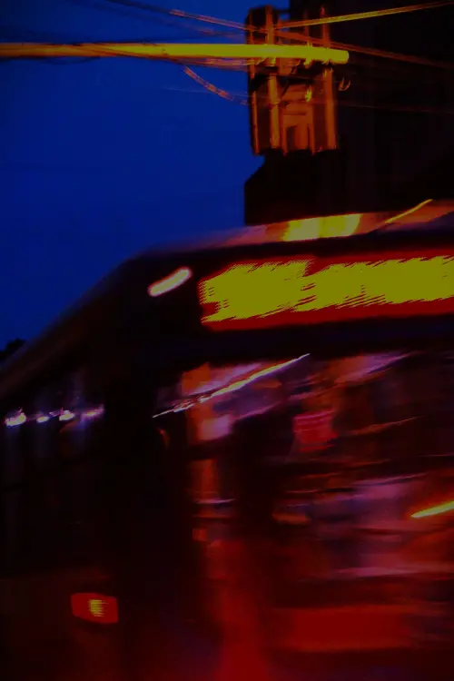 Movie poster "A CHEGADA DO ÔNIBUS NA MADRUGADA DA CIDADE DO CÉU ROXO"