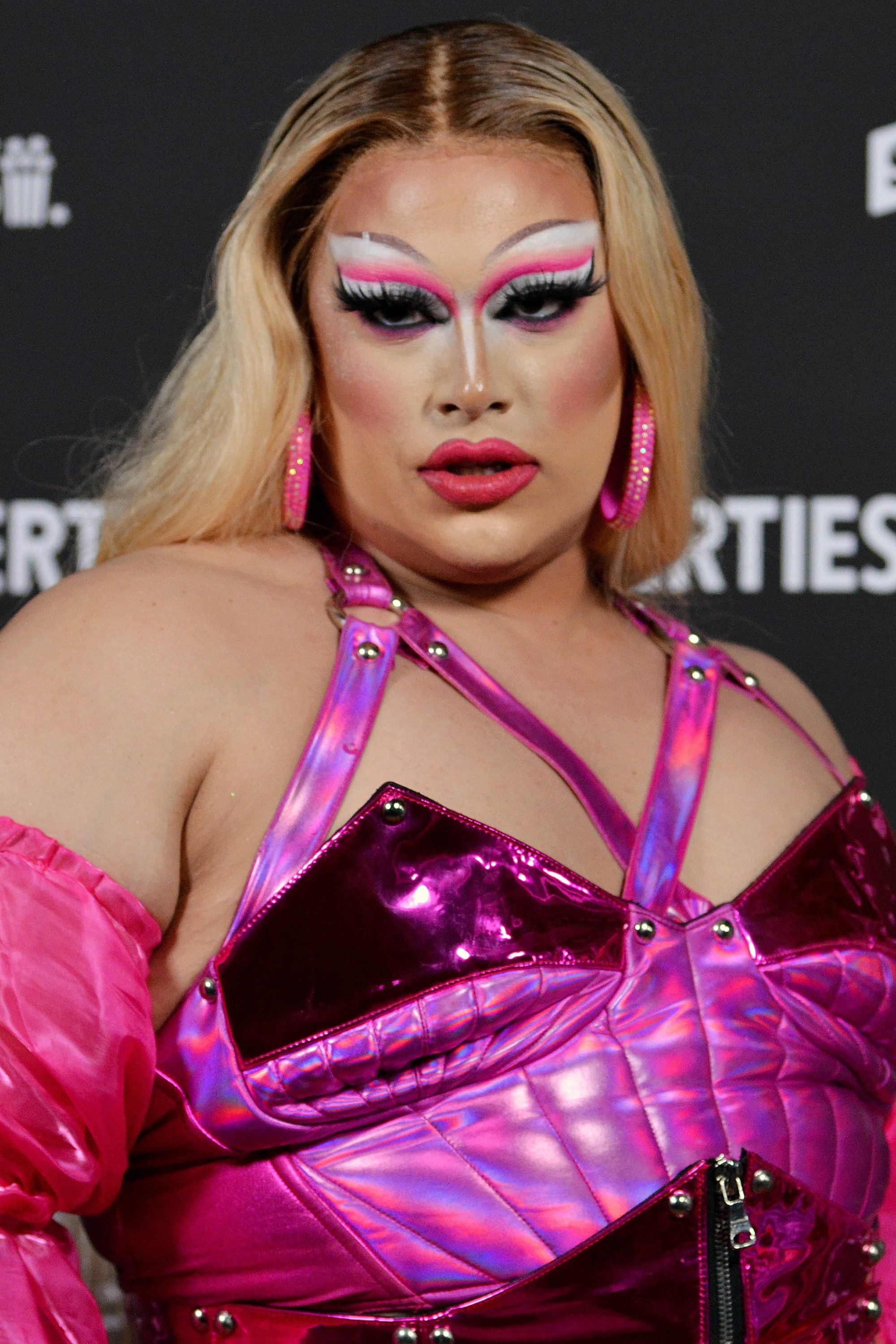 Photo Salina EsTitties